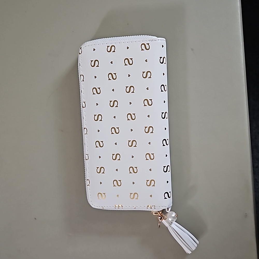 Claire's wallet